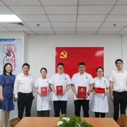 送荣誉到岗位   送关怀到一线——荆门市中心医院开展建党105周年一线表彰走访慰问活动