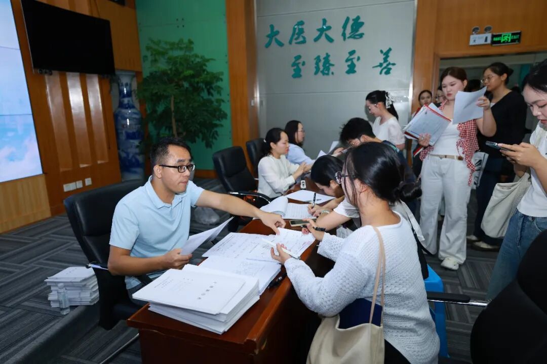 “萌新”亮相 “臻才”启航丨广西医科大一附院2026届新员工集结报到!