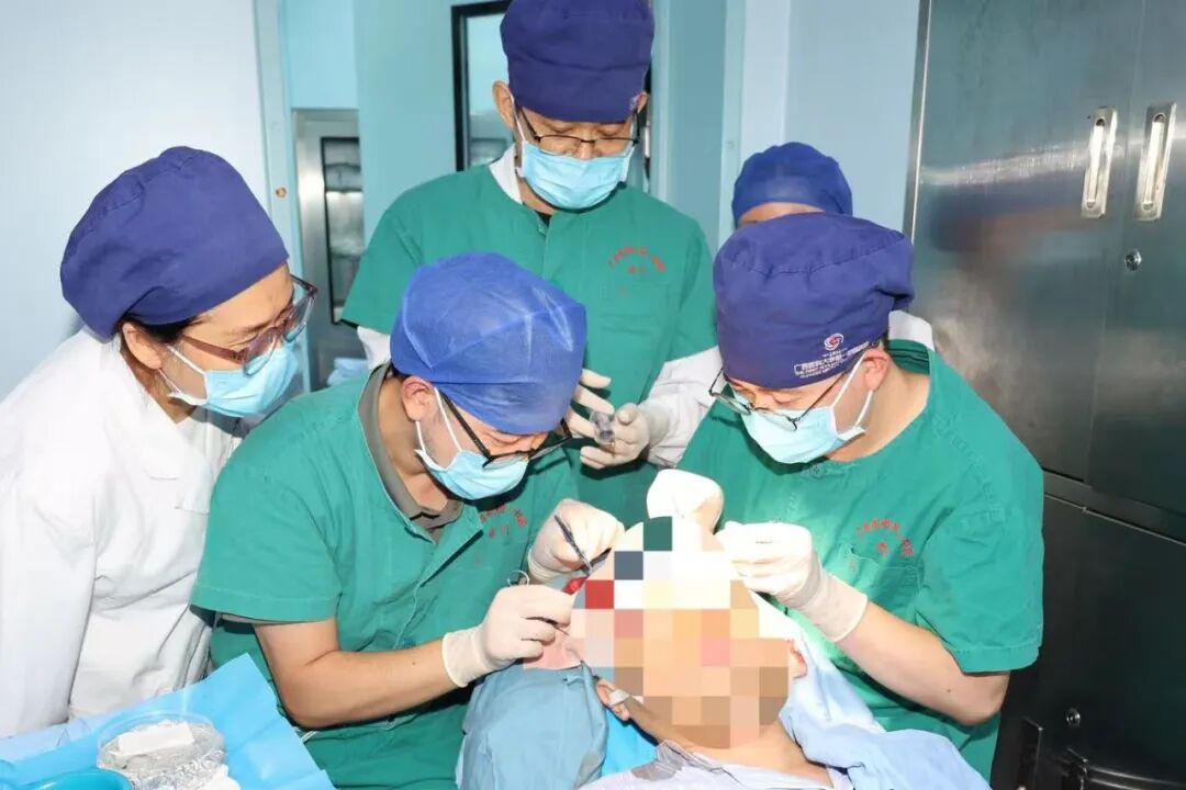 广西首台丨广西医科大学第一附属医院成功完成区内首台机器人辅助毛发移植手术