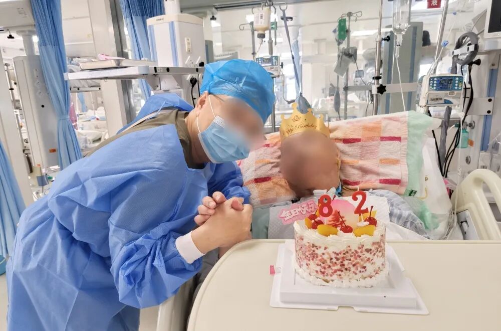 重症病房里的生日歌:高位截瘫老人在天佑医院迎来“重生”后的第一个生日