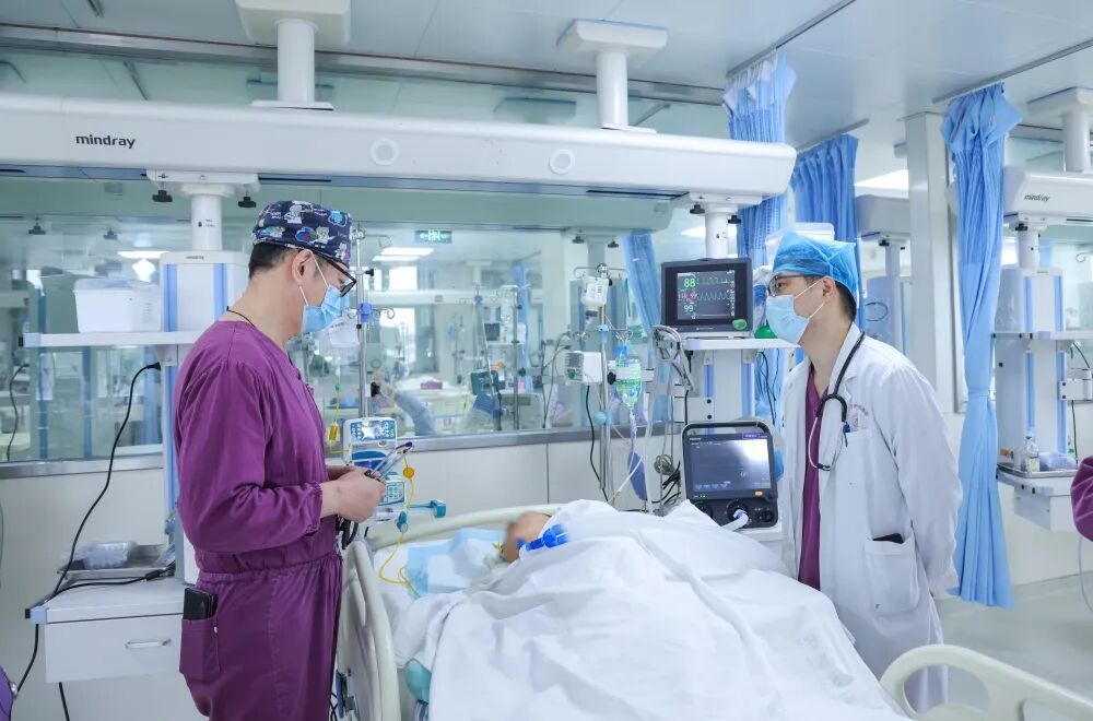 重症病房里的生日歌:高位截瘫老人在天佑医院迎来“重生”后的第一个生日