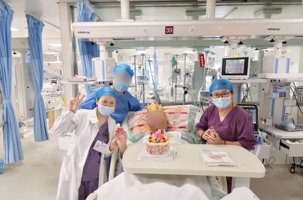 重症病房里的生日歌:高位截瘫老人在天佑医院迎来“重生”后的第一个生日