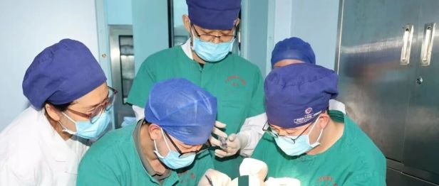 广西首台丨广西医科大学第一附属医院成功完成区内首台机器人辅助毛发移植手术