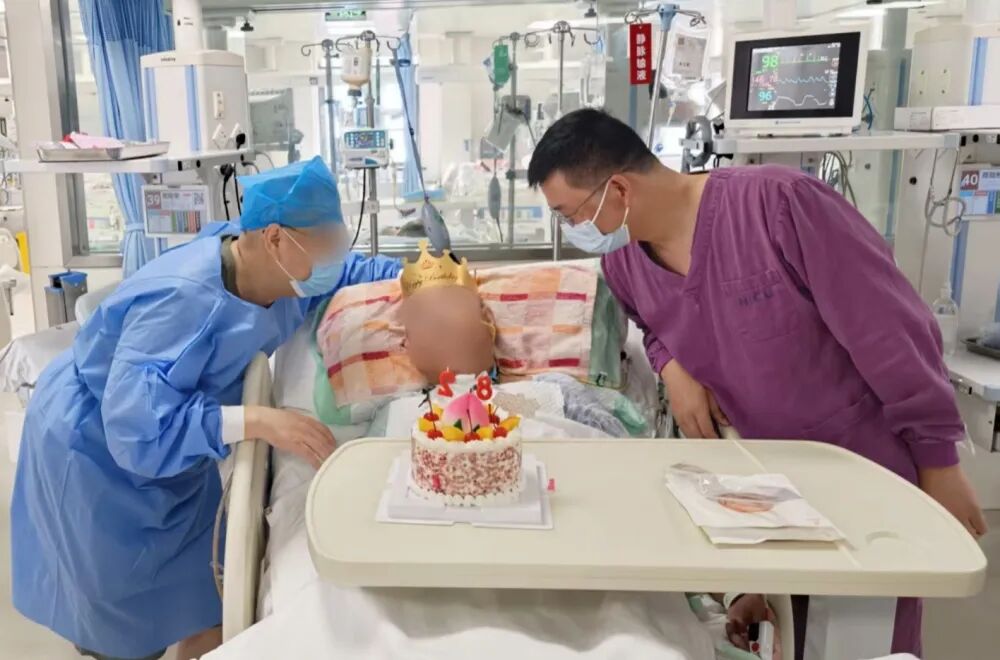 重症病房里的生日歌:高位截瘫老人在天佑医院迎来“重生”后的第一个生日