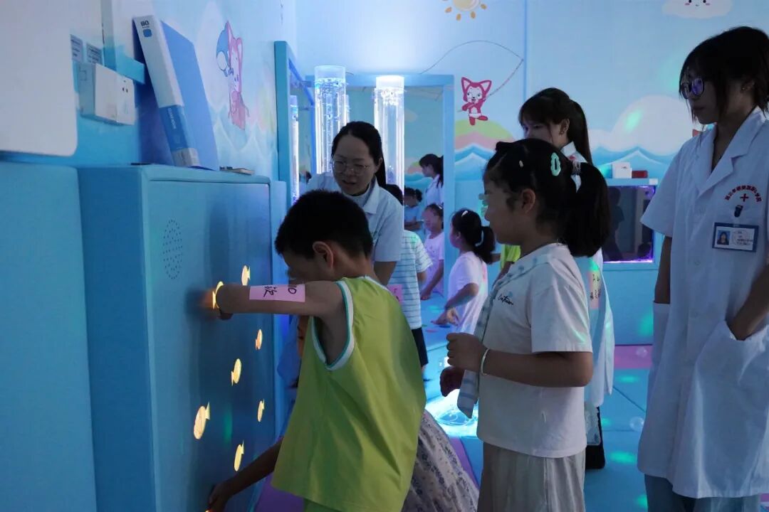 职工子女暑期托管班走进儿童康复科，嗨玩“医趣”新科技