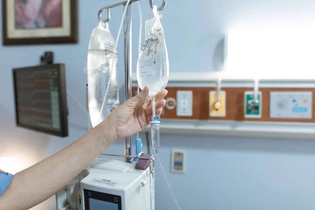 额头磕伤，竟牵出腹腔危机！急诊医生的坚持追问让他化险为夷