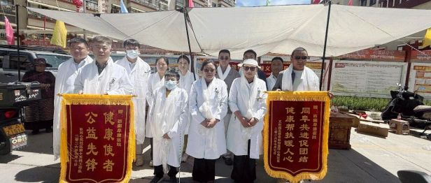 暖心义诊进社区 三甲医疗服务惠及易地搬迁群众