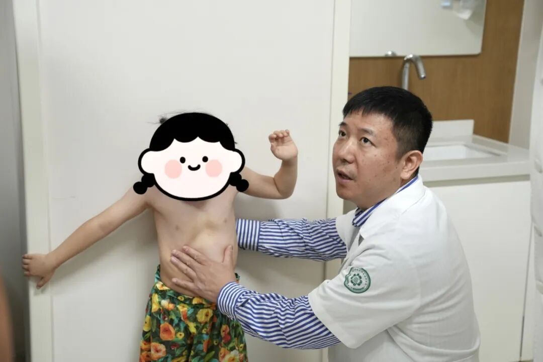 特别关注 | 洪海筏教授莅临黄山华泽医院开展儿童胸廓畸形公益义诊