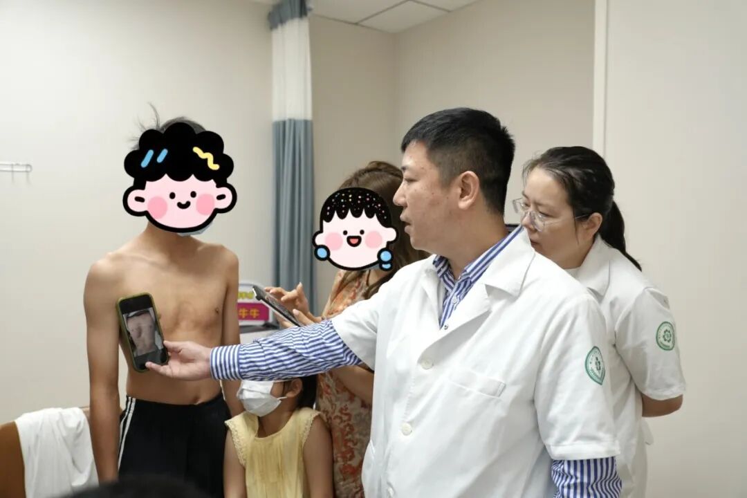 特别关注 | 洪海筏教授莅临黄山华泽医院开展儿童胸廓畸形公益义诊