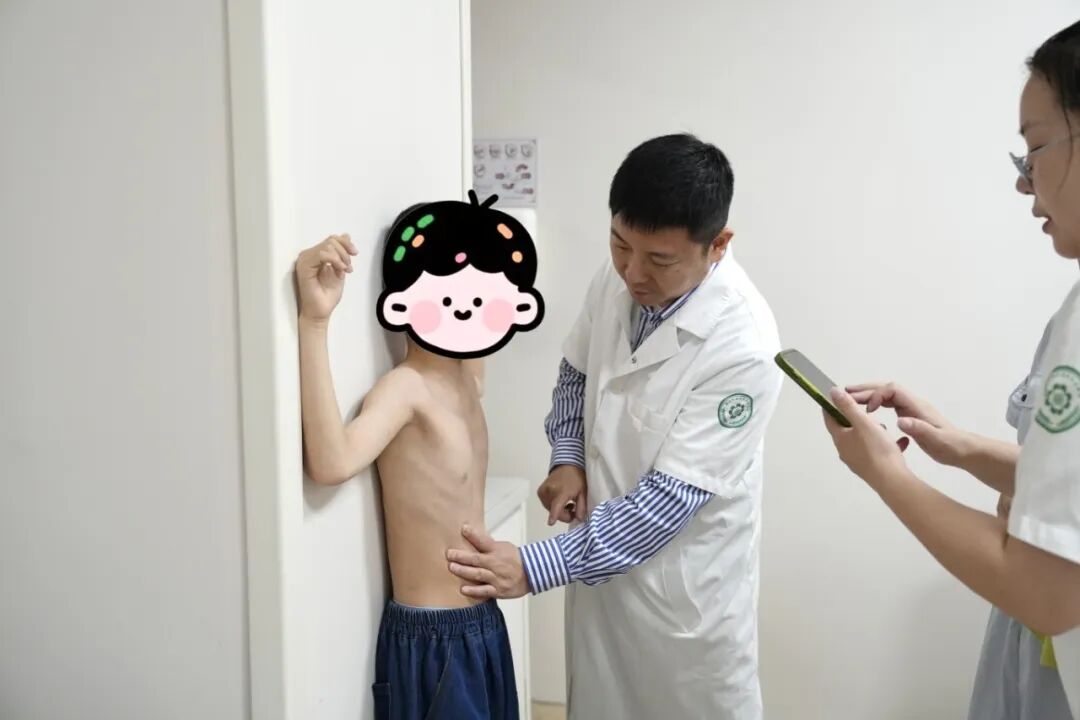 特别关注 | 洪海筏教授莅临黄山华泽医院开展儿童胸廓畸形公益义诊