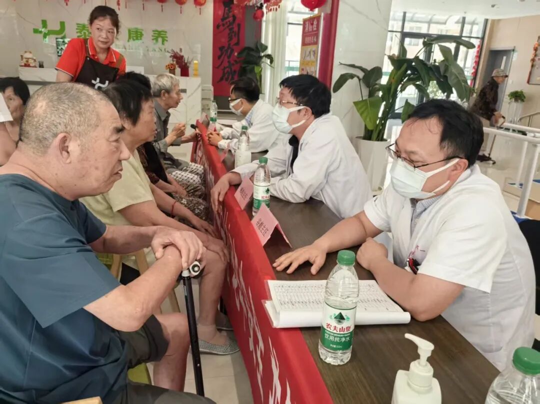 淮安市一院心胸外科走进泰禾康养中心开展老年专项义诊活动
