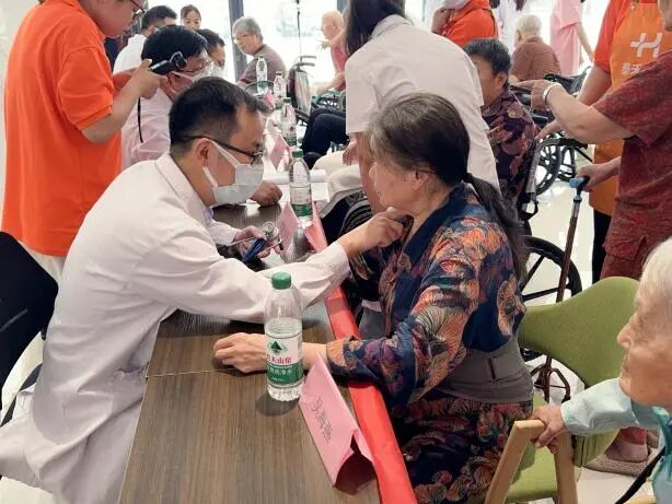 淮安市一院心胸外科走进泰禾康养中心开展老年专项义诊活动