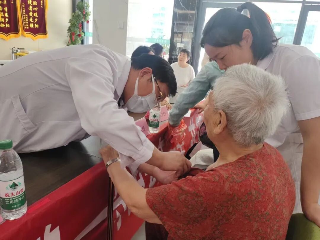 淮安市一院心胸外科走进泰禾康养中心开展老年专项义诊活动