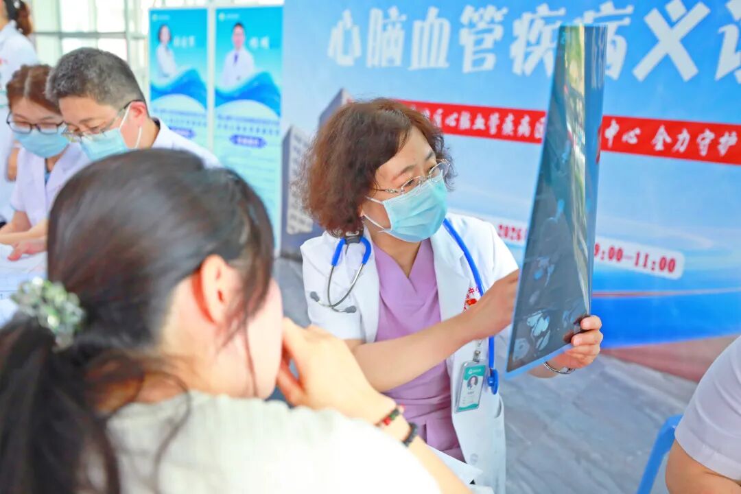 公益巡诊丨同心携手协和医疗专家 共筑心脑血管健康防线——本溪市中心医院开展心脑血管疾病义诊活动