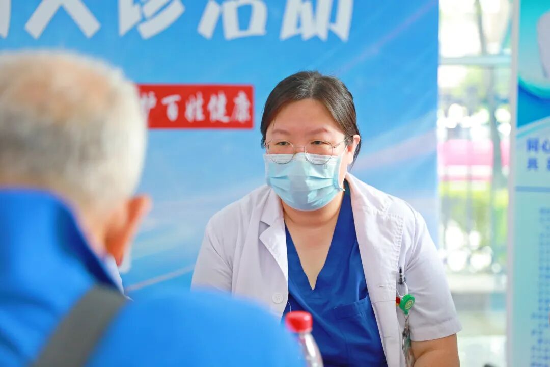 公益巡诊丨同心携手协和医疗专家 共筑心脑血管健康防线——本溪市中心医院开展心脑血管疾病义诊活动