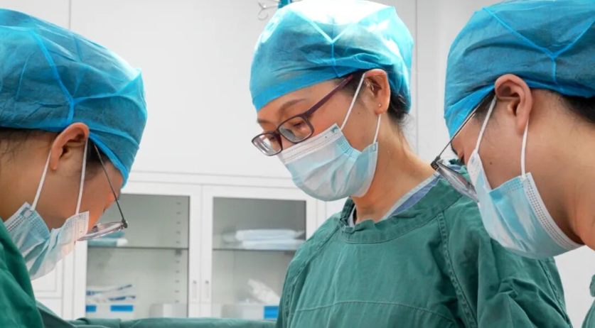精研微创技术 守护女性安康|国文医院妇科完成高风险阔韧带肌瘤微创手术