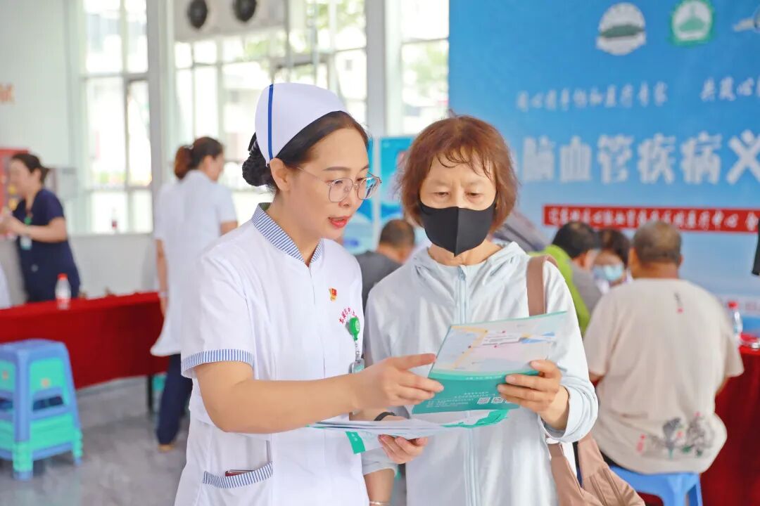 公益巡诊丨同心携手协和医疗专家 共筑心脑血管健康防线——本溪市中心医院开展心脑血管疾病义诊活动