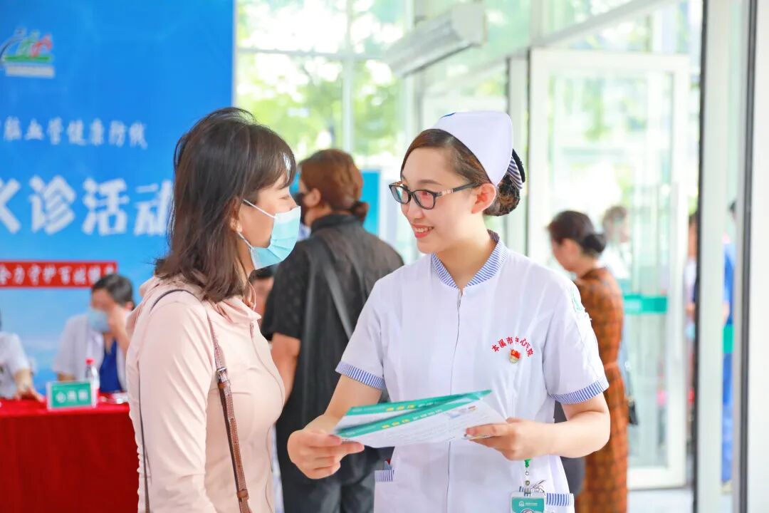 公益巡诊丨同心携手协和医疗专家 共筑心脑血管健康防线——本溪市中心医院开展心脑血管疾病义诊活动