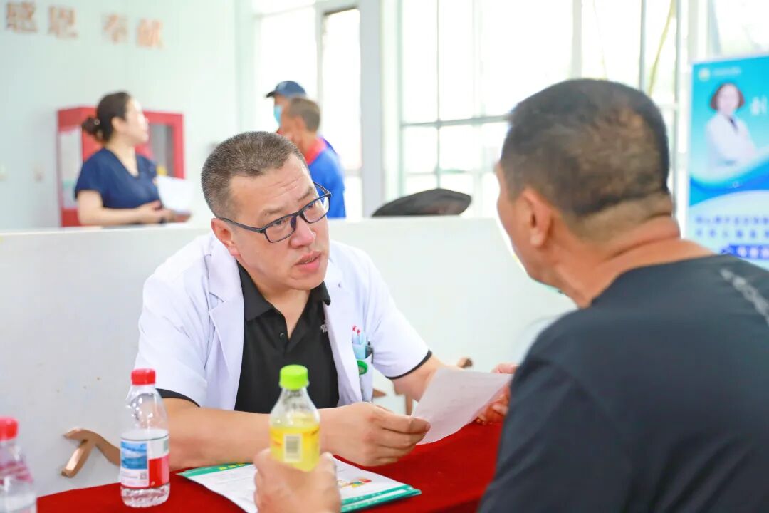 公益巡诊丨同心携手协和医疗专家 共筑心脑血管健康防线——本溪市中心医院开展心脑血管疾病义诊活动