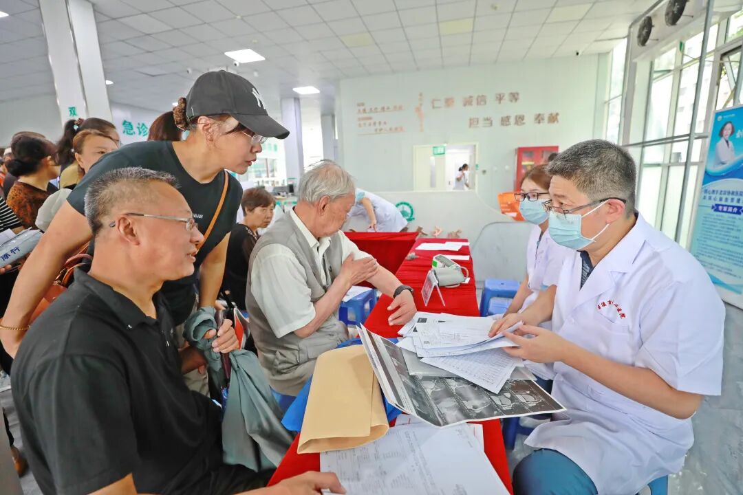 公益巡诊丨同心携手协和医疗专家 共筑心脑血管健康防线——本溪市中心医院开展心脑血管疾病义诊活动