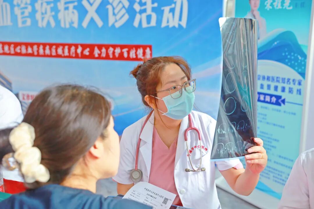公益巡诊丨同心携手协和医疗专家 共筑心脑血管健康防线——本溪市中心医院开展心脑血管疾病义诊活动