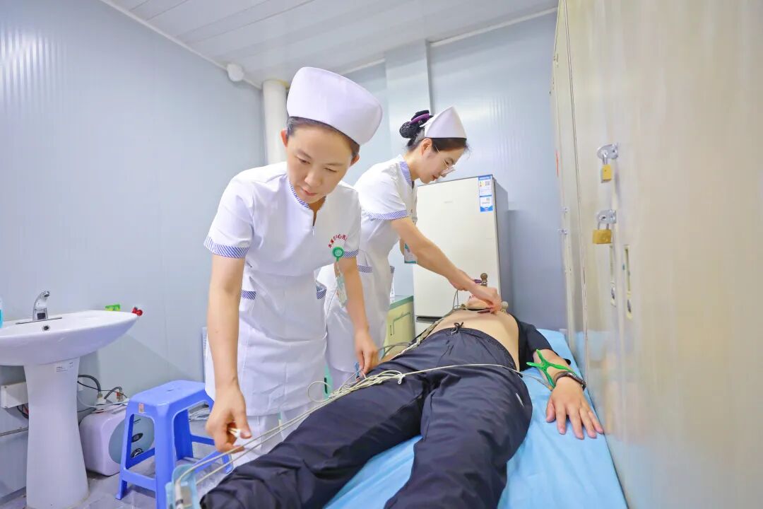 公益巡诊丨同心携手协和医疗专家 共筑心脑血管健康防线——本溪市中心医院开展心脑血管疾病义诊活动