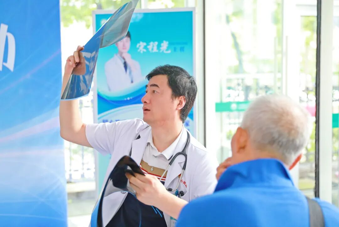 公益巡诊丨同心携手协和医疗专家 共筑心脑血管健康防线——本溪市中心医院开展心脑血管疾病义诊活动