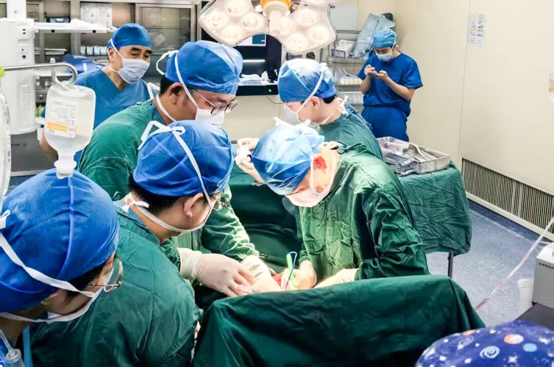 胃「闯」入胸腔 多学科营救重伤女孩