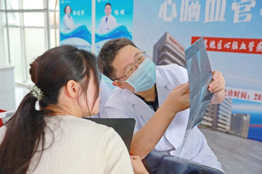 公益巡诊丨同心携手协和医疗专家 共筑心脑血管健康防线——本溪市中心医院开展心脑血管疾病义诊活动
