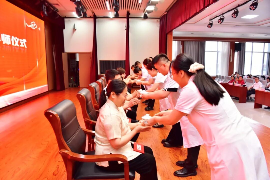 薪火赓续岐黄路 科教扬帆启新途 ——长治市中医医院召开 2026 年科教工作会议暨第五批中医师承拜师仪式