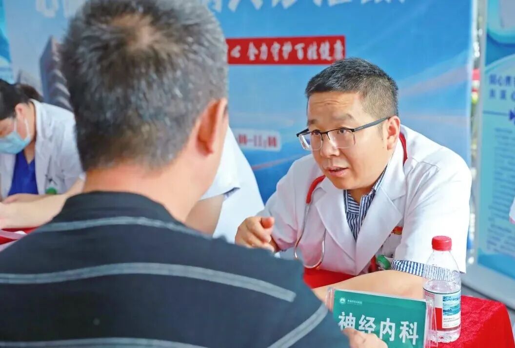 公益巡诊丨同心携手协和医疗专家 共筑心脑血管健康防线——本溪市中心医院开展心脑血管疾病义诊活动