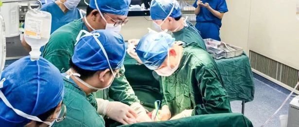 胃「闯」入胸腔 多学科营救重伤女孩