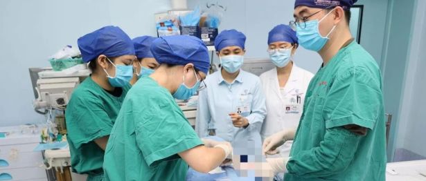 白癜风外科治疗精准微创新突破丨广西医科大学第一附属医院成功完成首例白癜风自体表皮悬液移植手术