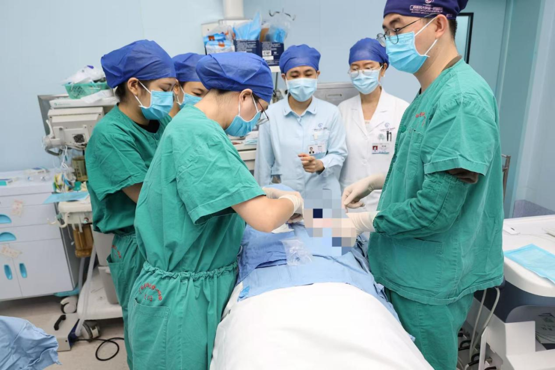 白癜风外科治疗精准微创新突破丨广西医科大学第一附属医院成功完成首例白癜风自体表皮悬液移植手术