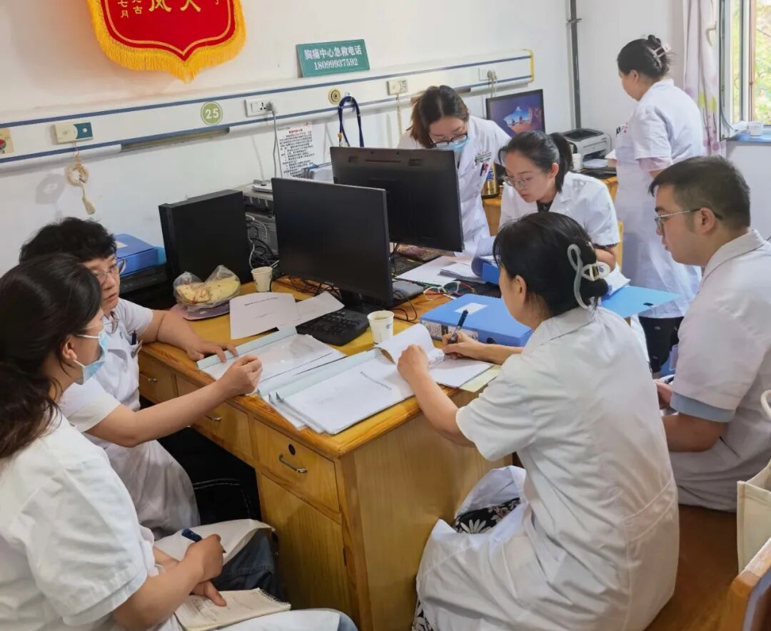 【科室动态】总医院内科专家赴133团分院推进基层胸痛救治单元建设,持续提升基层急救能力