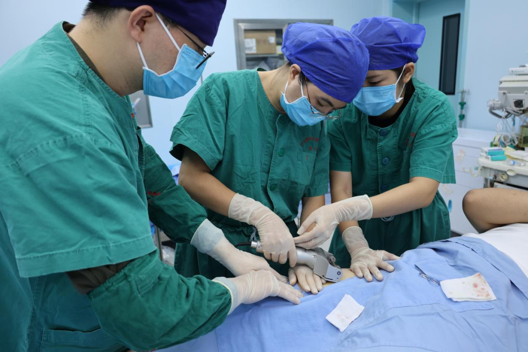 白癜风外科治疗精准微创新突破丨广西医科大学第一附属医院成功完成首例白癜风自体表皮悬液移植手术