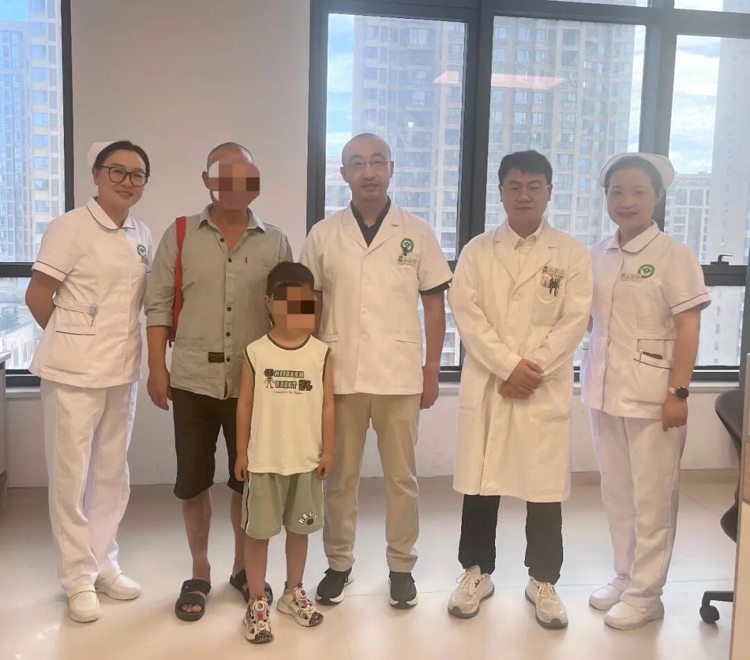 茶色尿液暗藏致命危机！幼童肌酶飙升 600 倍合并肾衰竭