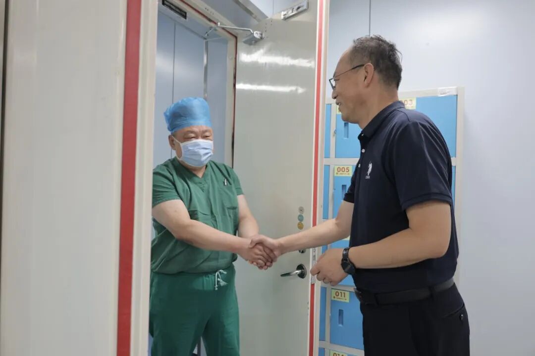 【医院动态】医院开展“夏送清凉”慰问活动,为职工和患者送去解暑关怀