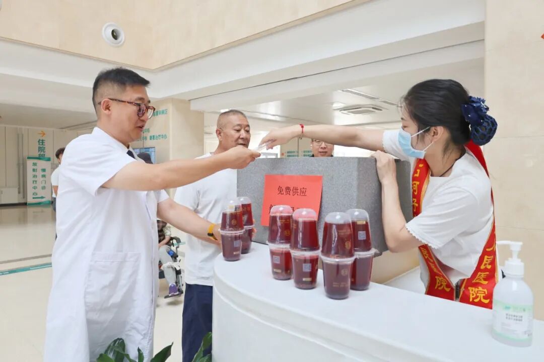 【医院动态】医院开展“夏送清凉”慰问活动,为职工和患者送去解暑关怀