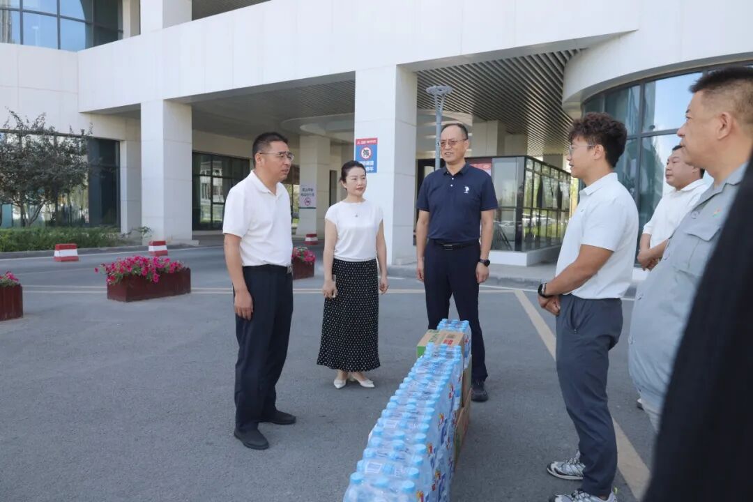 【医院动态】医院开展“夏送清凉”慰问活动,为职工和患者送去解暑关怀
