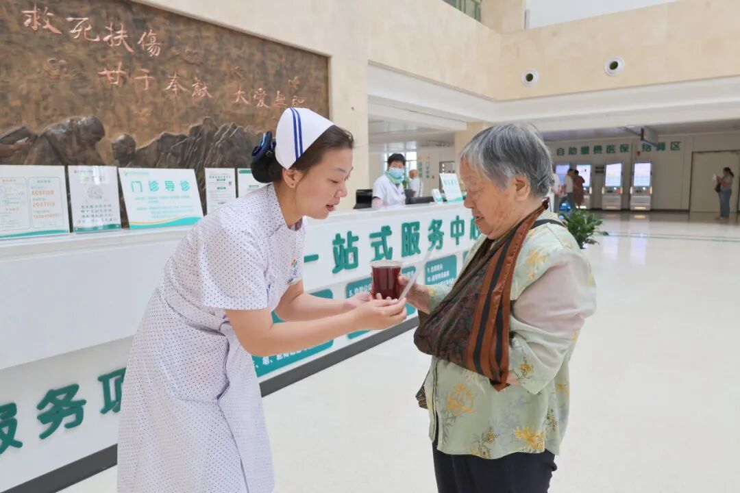 【医院动态】医院开展“夏送清凉”慰问活动,为职工和患者送去解暑关怀