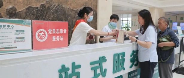【医院动态】医院开展“夏送清凉”慰问活动，为职工和患者送去解暑关怀