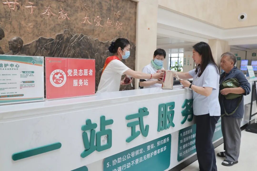 【医院动态】医院开展“夏送清凉”慰问活动,为职工和患者送去解暑关怀