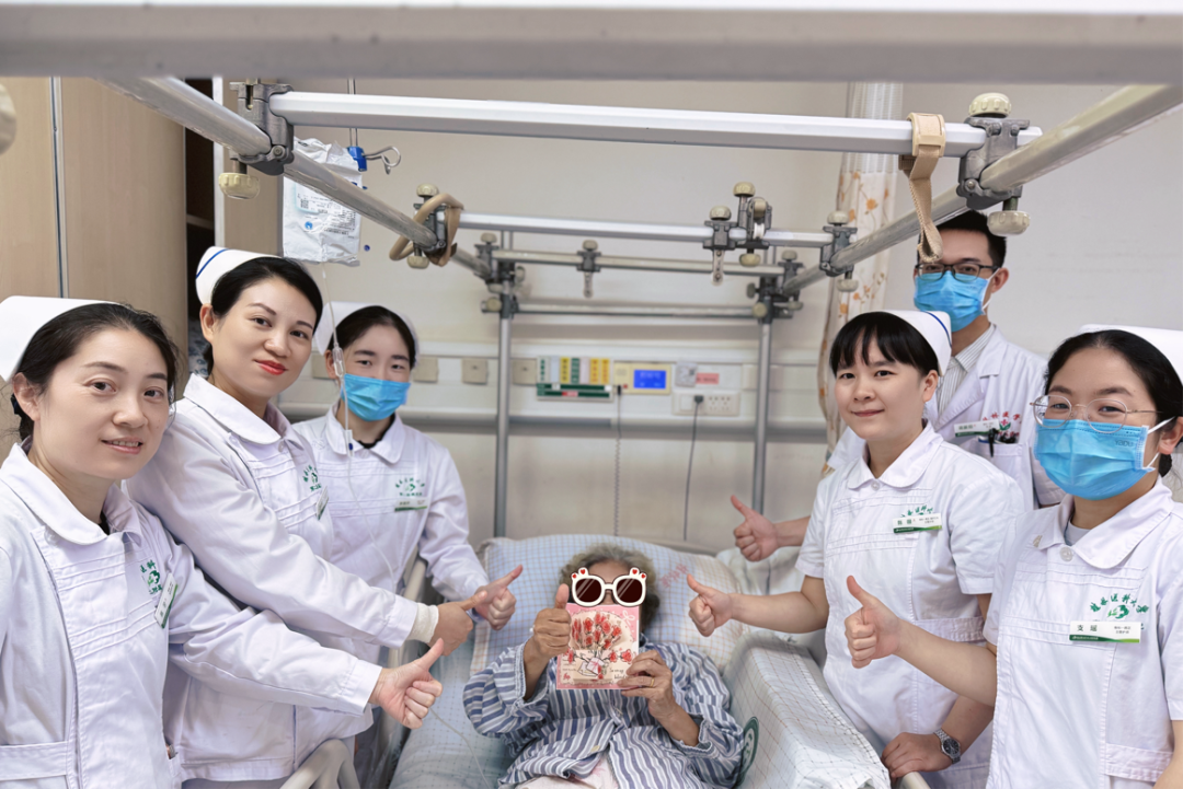关爱“一老一小”馨服务|二附院骨科病房温情守护患者康复路