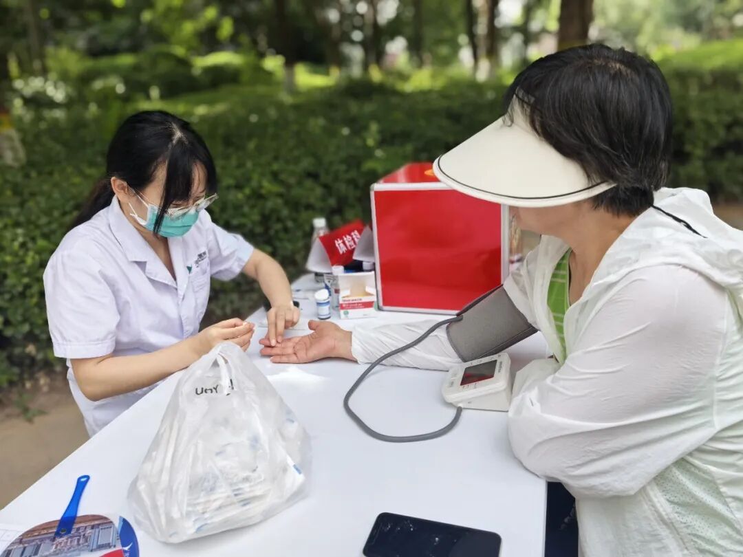 【社区义诊】燕达医院多科室专家走进林荫大道小区开展公益义诊