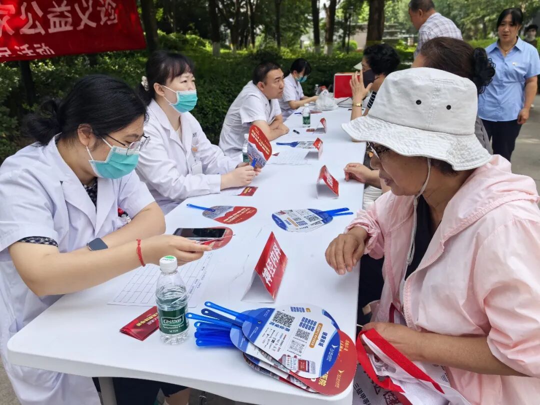 【社区义诊】燕达医院多科室专家走进林荫大道小区开展公益义诊