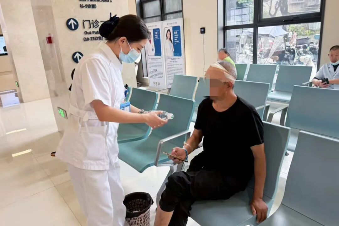 盛夏送凉,初心不忘 —— 四川蓝生脑科医院党支部、工会开展夏季“送清凉”系列活动