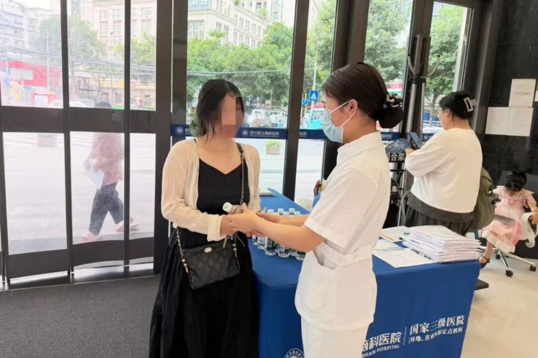 盛夏送凉,初心不忘 —— 四川蓝生脑科医院党支部、工会开展夏季“送清凉”系列活动