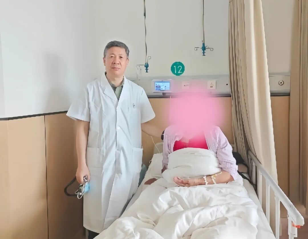 【给力】反复咯血数十年,竟是气道内潜伏「骨钉」作祟!援疆专家携手我院呼吸与危重症医学科团队成功「取出」异物