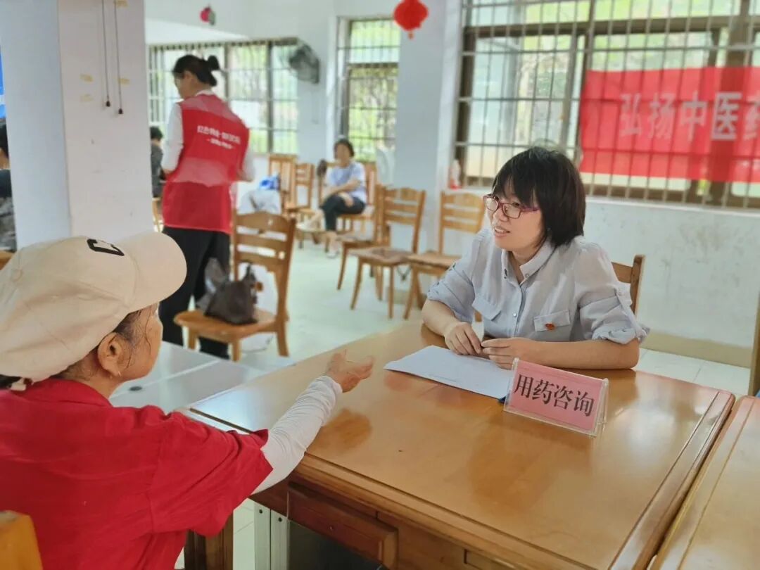 【为民办实事】用药问题“面对面”解答！药师团队进社区守护银龄用药安全